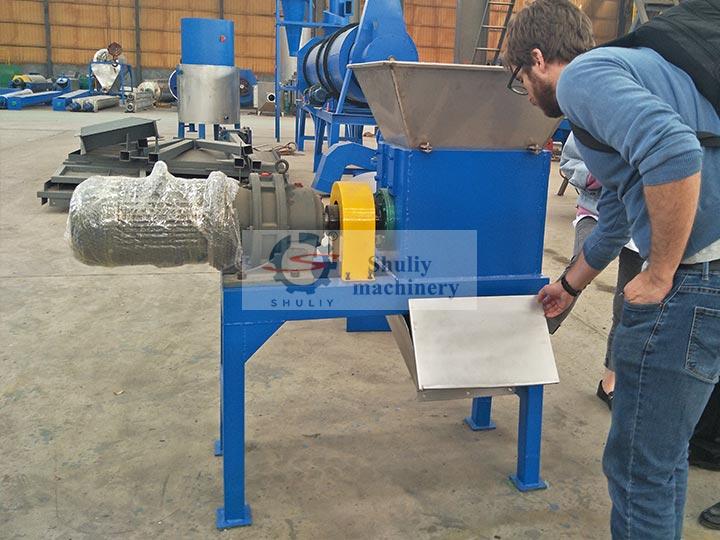 Cliente iraquí visita máquina de harina de pescado