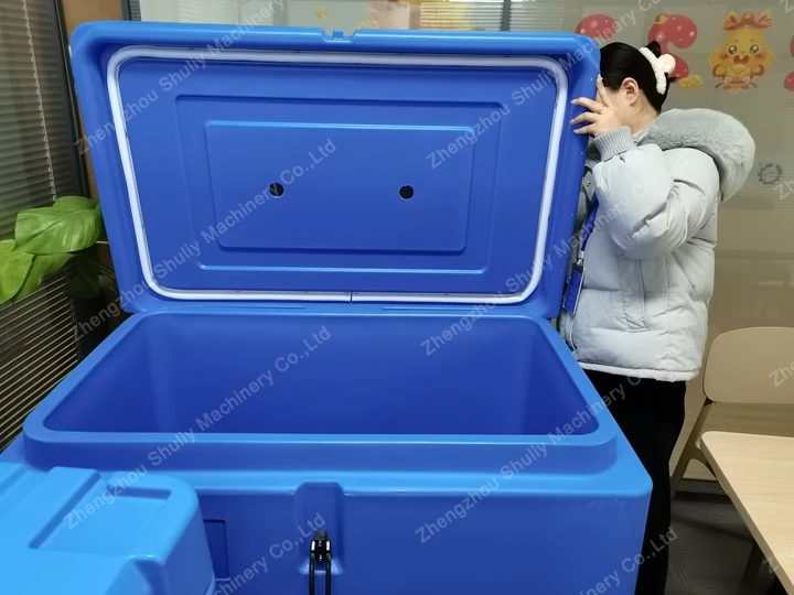 Contenedor de almacenamiento de hielo seco de gran volumen.