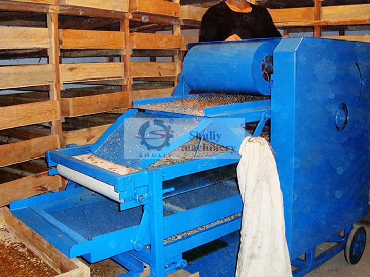 máquina clasificadora de gusanos de harina en el trabajo