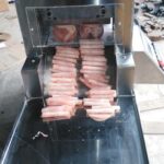 Máquina cortadora de carne para rebanar rollos de cordero.