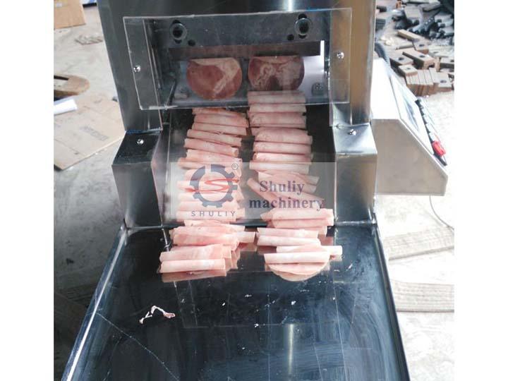 Máquina cortadora de carne para rebanar rollos de cordero.