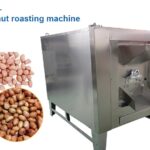 Machine à rôtir les cacahuètes avec des cacahuètes crues et des cacahuètes grillées