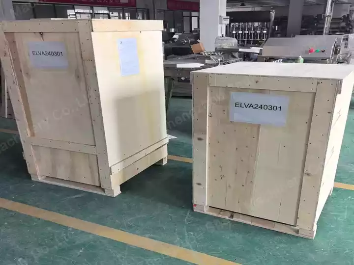 木箱入りのニンニクピーラー