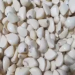 皮むきされたニンニクの房