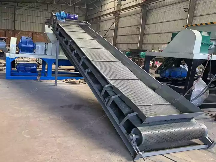 plastic woven bag shredder with a conveyor